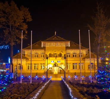 Clădire pusă în valoare prin iluminat arhitectural, Turda